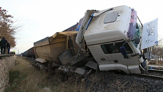 Elazığ'da tren, çarptığı tırı 100 metre sürükledi: 5  yaralı