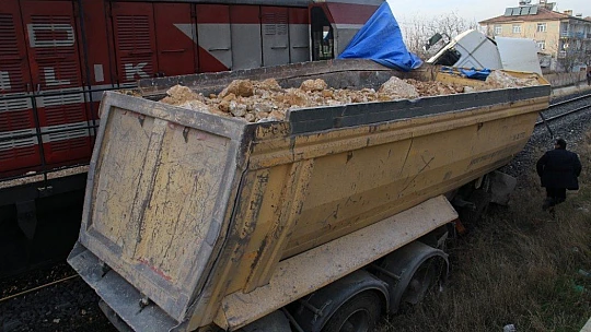 Elazığ'da tren, çarptığı tırı 100 metre sürükledi: 5  yaralı