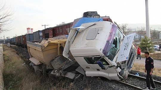 Elazığ'da tren, çarptığı tırı 100 metre sürükledi: 5  yaralı