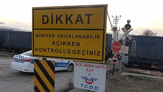 Elazığ'da tren, çarptığı tırı 100 metre sürükledi: 5  yaralı