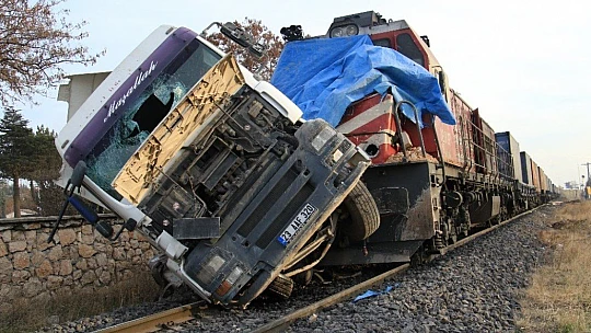 Elazığ'da tren, çarptığı tırı 100 metre sürükledi: 5  yaralı