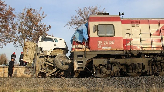 Elazığ'da tren, çarptığı tırı 100 metre sürükledi: 5  yaralı