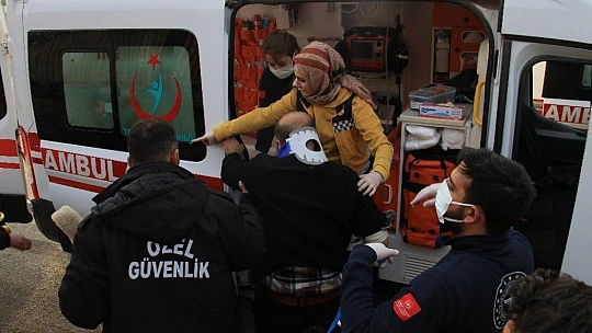 Elazığ'da tren, çarptığı tırı 100 metre sürükledi: 5  yaralı