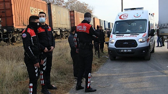 Elazığ'da tren, çarptığı tırı 100 metre sürükledi: 5  yaralı