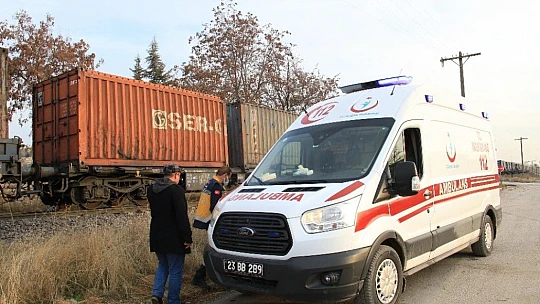 Elazığ'da tren, çarptığı tırı 100 metre sürükledi: 5  yaralı