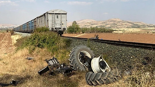 Elazığ'da tren kazası, traktör ikiye bölündü