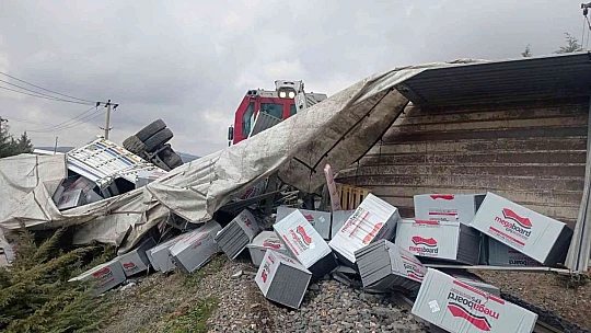 Elazığ'da tren tıra çarptı, sürücü araçtan atlayarak canını kurtardı