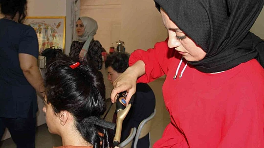Elazığ'da usta kuaförler, özel çocukların bakımlarını yaptı