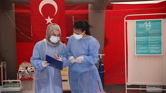 Elazığ'da vatandaşa aşı kolaylığı, meydana çadır kuruldu