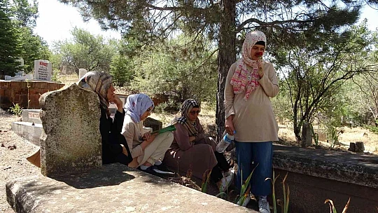 Elazığ'da vatandaşlar arife günü mezarlıklara akın etti