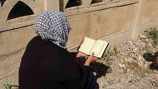 Elazığ'da vatandaşlar arife günü mezarlıklara akın etti