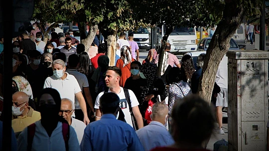 Elazığ'da vatandaşlar korona virüs tedbirlerini unuttu, maskeler çene altına indi