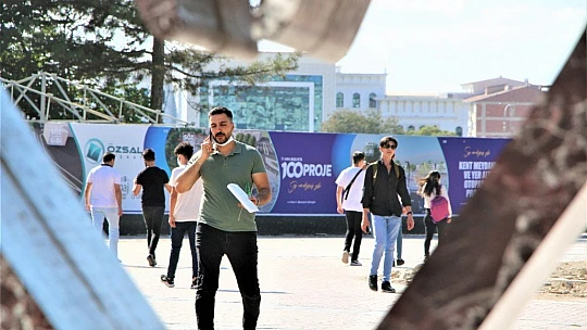Elazığ'da vatandaşlar korona virüs tedbirlerini unuttu, maskeler çene altına indi