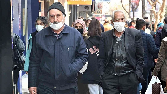 Elazığ'da vatandaşlar korona virüs tedbirlerini unuttu, maskeler çene altında kaldı