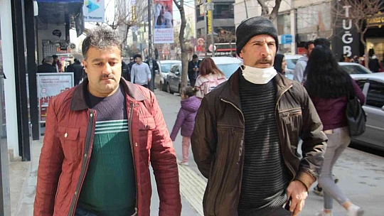 Elazığ'da vatandaşlar korona virüs tedbirlerini unuttu, maskeler çene altında kaldı