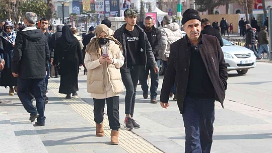 Elazığ'da vatandaşlar korona virüs tedbirlerini unuttu, maskeler çene altında kaldı