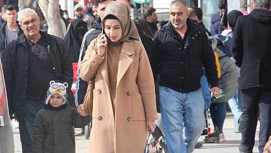 Elazığ'da vatandaşlar korona virüs tedbirlerini unuttu, maskeler çene altında kaldı