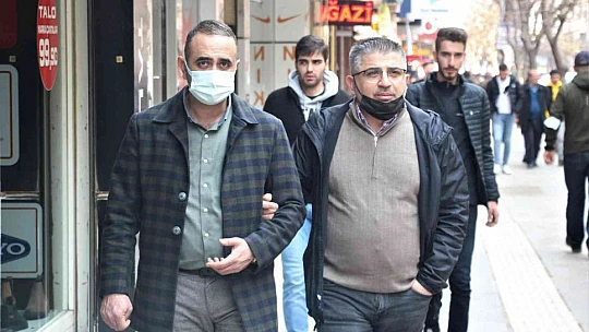 Elazığ'da vatandaşlar korona virüs tedbirlerini unuttu, maskeler çene altında kaldı