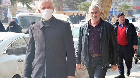 Elazığ'da vatandaşlar korona virüs tedbirlerini unuttu, maskeler çene altında kaldı