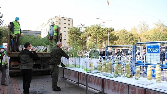 Elazığ'da vatandaşlara 10 bin adet ücretsiz fidan dağıtıldı