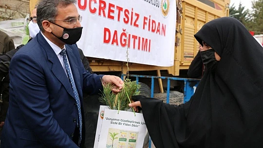 Elazığ'da vatandaşlara 5 bin adet ücretsiz fidan dağıtıldı