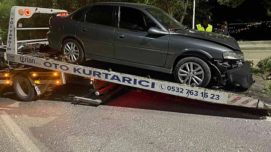 Elazığ'da virajı alamayan otomobil refüje çıkarak ağaca çarptı