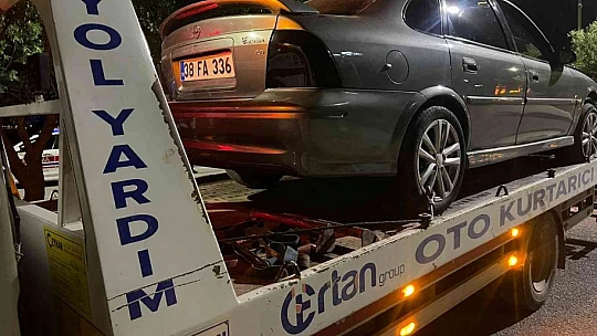 Elazığ'da virajı alamayan otomobil refüje çıkarak ağaca çarptı