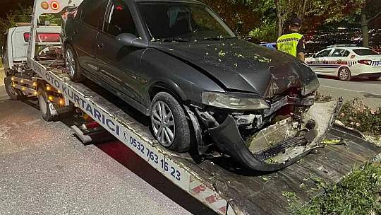 Elazığ'da virajı alamayan otomobil refüje çıkarak ağaca çarptı