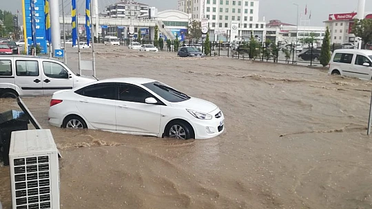 Elazığ'da yağmur ve dolu hayatı felç etti