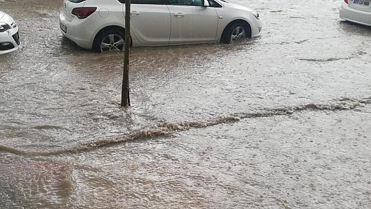 Elazığ'da yağmur ve dolu hayatı felç etti