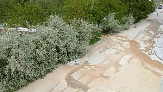 Elazığ'da yağmur ve dolu hayatı felç etti