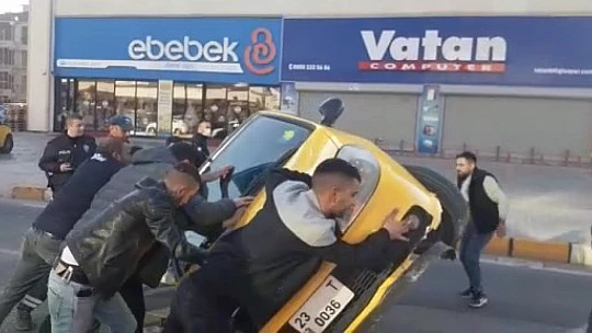 Elazığ'da yan yatan otomobili vatandaşlar düzeltti