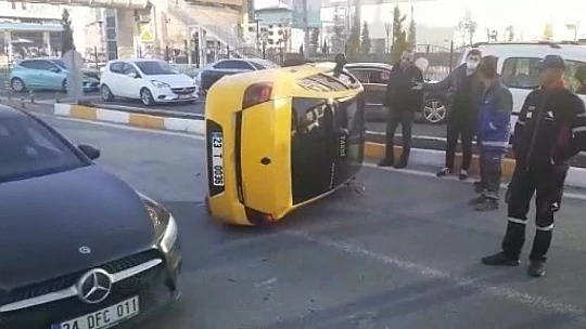 Elazığ'da yan yatan otomobili vatandaşlar düzeltti