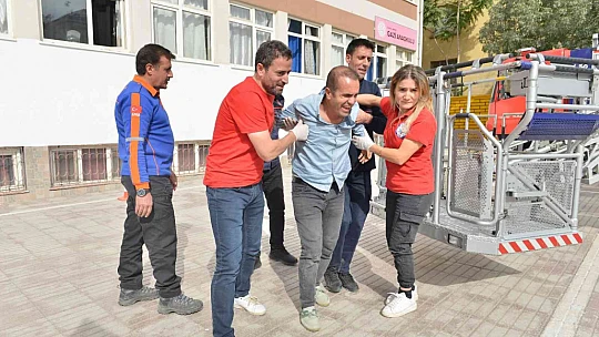 Elazığ'da yapılan deprem tatbikatı gerçeği aratmadı, öğrenciler meraklı gözlerle izledi