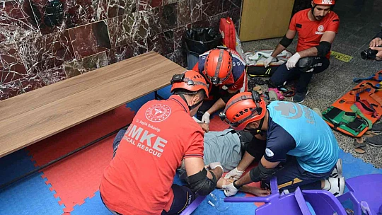 Elazığ'da yapılan deprem tatbikatı gerçeği aratmadı, öğrenciler meraklı gözlerle izledi