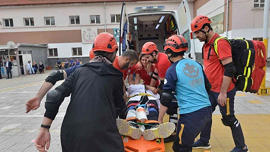 Elazığ'da yapılan deprem tatbikatı gerçeği aratmadı, öğrenciler meraklı gözlerle izledi