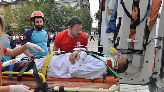 Elazığ'da yapılan deprem tatbikatı gerçeği aratmadı, öğrenciler meraklı gözlerle izledi