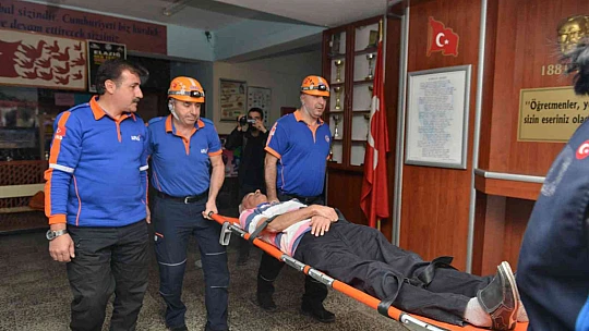 Elazığ'da yapılan deprem tatbikatı gerçeği aratmadı, öğrenciler meraklı gözlerle izledi