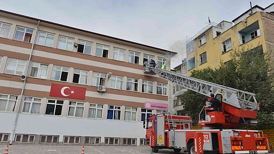 Elazığ'da yapılan deprem tatbikatı gerçeği aratmadı, öğrenciler meraklı gözlerle izledi