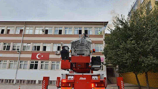 Elazığ'da yapılan deprem tatbikatı gerçeği aratmadı, öğrenciler meraklı gözlerle izledi