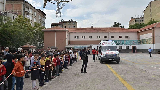 Elazığ'da yapılan deprem tatbikatı gerçeği aratmadı, öğrenciler meraklı gözlerle izledi