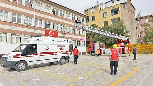 Elazığ'da yapılan deprem tatbikatı gerçeği aratmadı, öğrenciler meraklı gözlerle izledi