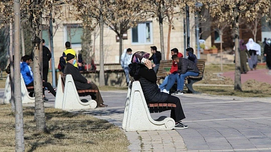 Elazığ'da yasak kalktı yaşlı ve gençler, bahar havasının tadını çıkardı