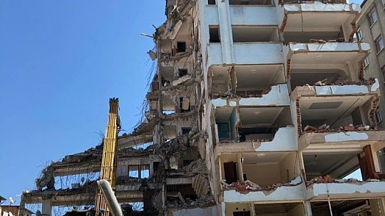 Elazığ'da yıkım çalışmaları sürüyor
