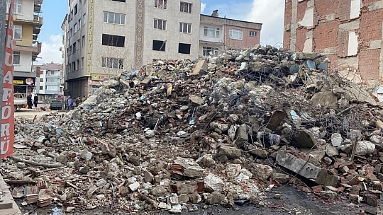 Elazığ'da yıkımına başlanan bina çöktü