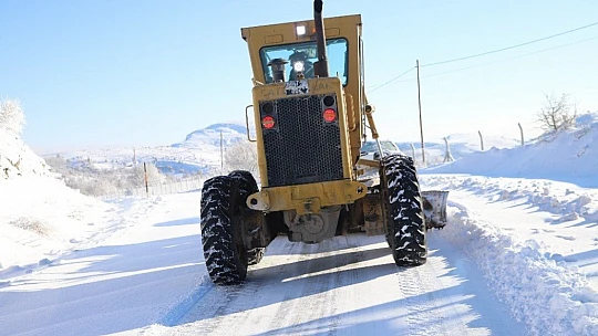 Elazığ'da yoğun kar yağışı, 269 köy yolunu kapattı