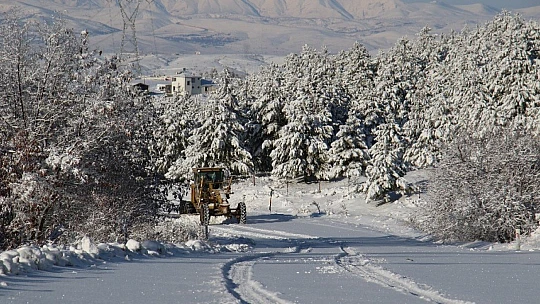 Elazığ'da yoğun kar yağışı, 269 köy yolunu kapattı