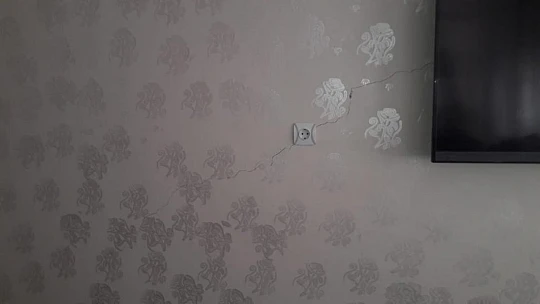 Elazığ'daki depremde bazı binalarda çatlaklar oluştu