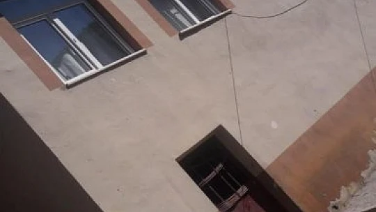 Elazığ'daki depremde bazı binalarda çatlaklar oluştu