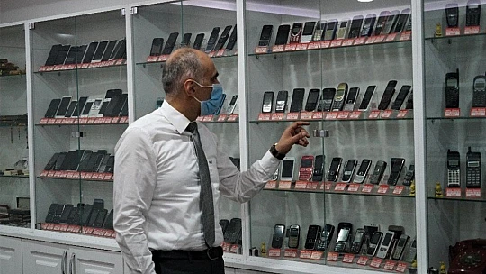 Elazığ'daki telefon koleksiyonu görenleri hayrete düşürüyor